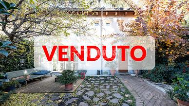 VILLA DI 321 MQ IMMERSA NEL VERDE