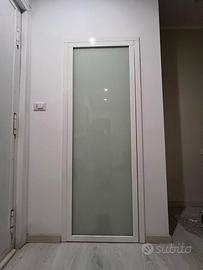 Porta di legno laccato bianco e vetro