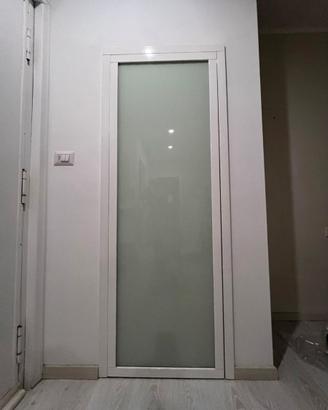 Porta di legno laccato bianco e vetro