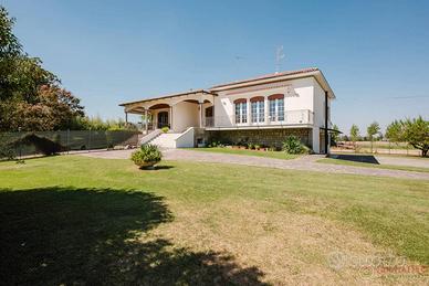 Villa di 209 m² con più di 5 locali e box auto a C