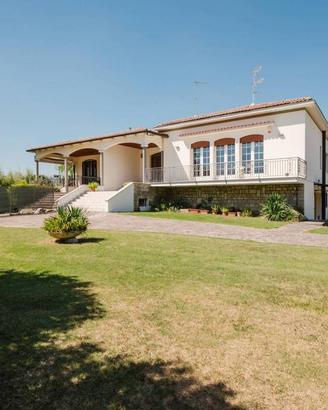 Villa di 209 m² con più di 5 locali e box auto a C