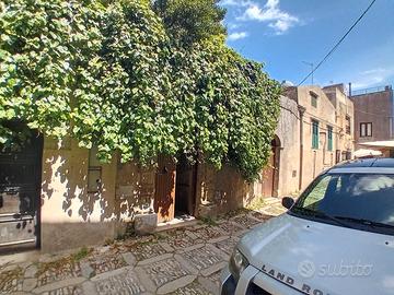 Trilocale sù cortiletto in baglio medievale Erice