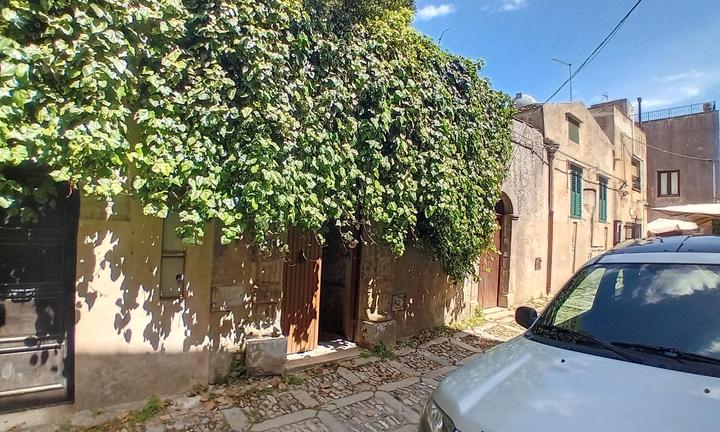Trilocale sù cortiletto in baglio medievale Erice