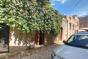 Trilocale sù cortiletto in baglio medievale Erice