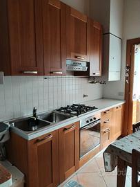 Cucina lineare in leno