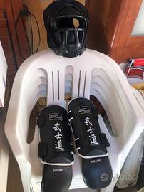 Caschetto e parastinchi kick boxe