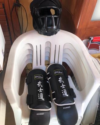 Caschetto e parastinchi kick boxe
