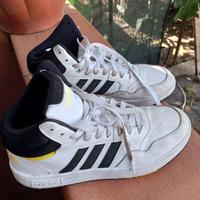 Scarpe Adidas e scarpe Nike