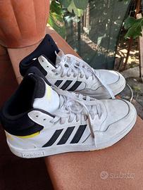 Scarpe Adidas e scarpe Nike
