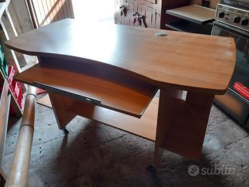Scrivania da computer in legno