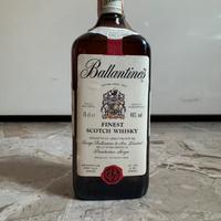 Bottiglia scotch whisky ballantines