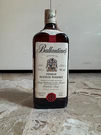 Bottiglia scotch whisky ballantines