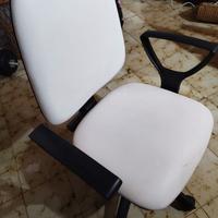 sedia bianca per ufficio