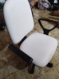 sedia bianca per ufficio
