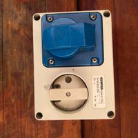 gruppo 220 a norma con interruttore 