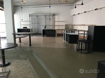 Immobile di 350 m² con 3 locali a Cantù