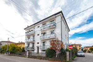 AMPIO APPARTAMENTO CON CANTINA E GARAGE IN CENTRO