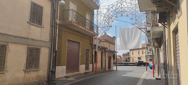 Appartamento con locale commerciale