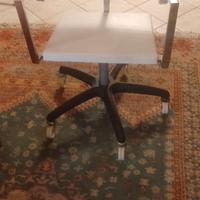 sedia girevole bianca ed acciaio 