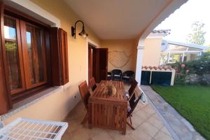San Teodoro Trilocale con Ampia Veranda e Giardino