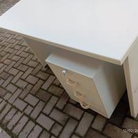 Scrivania con cassettiera 