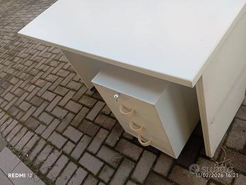 Scrivania con cassettiera 