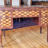 Scrittoio in legno intarsiato su tutti i lati