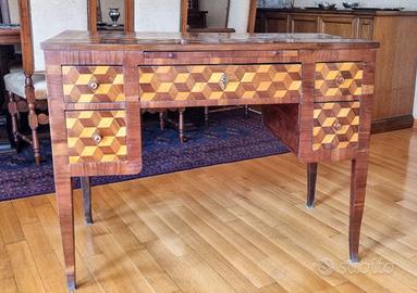Scrittoio in legno intarsiato su tutti i lati