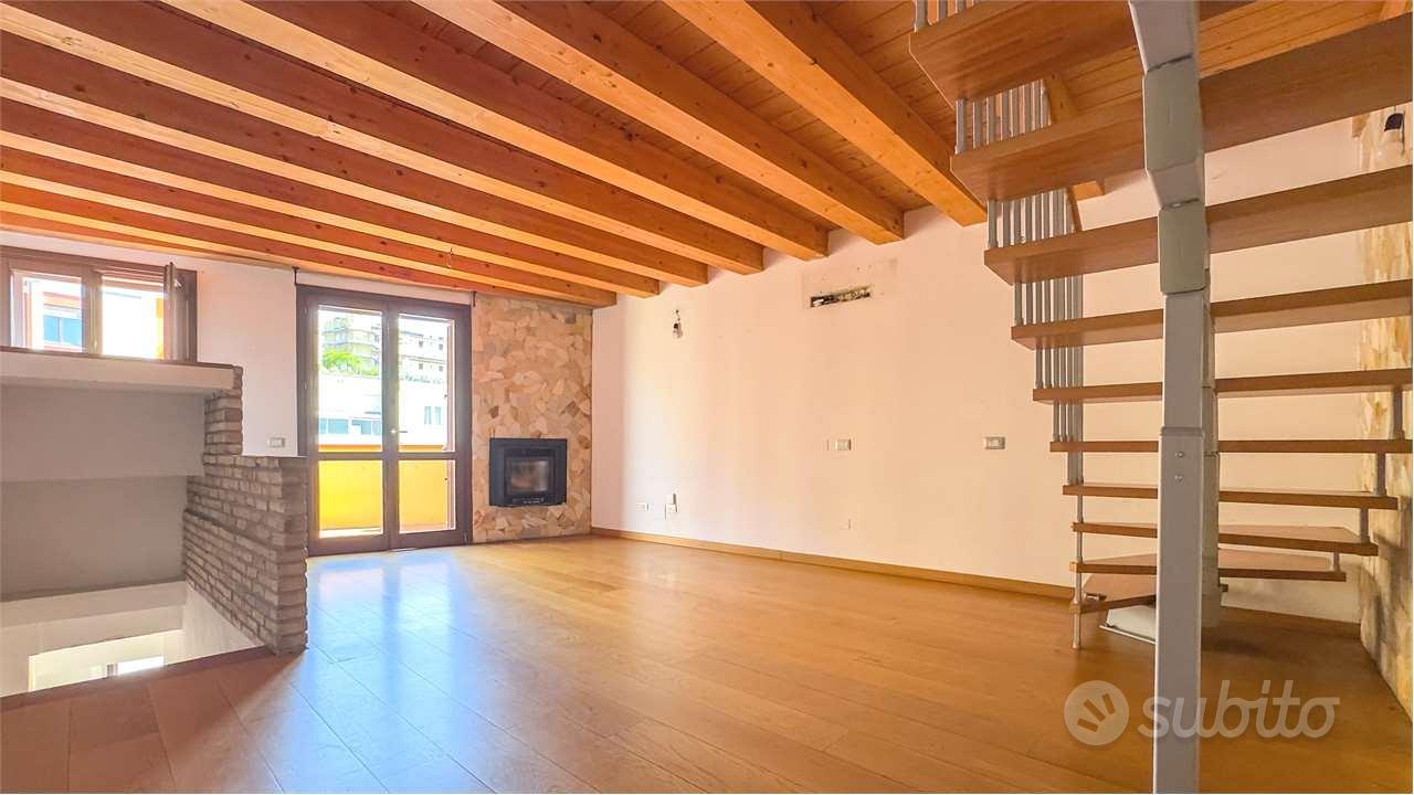 Casa semindipendente con terrazzino