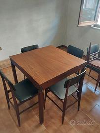 Tavolo estensibile in legno più 6 sedie.