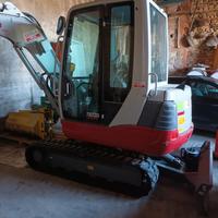 Escavatore Takeuchi TB235
