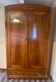 Armadio antico in legno massello con cassetto