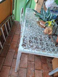 tavolo in ferro con vetro sopra e 4 sedie 
