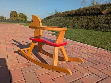 Cavallo dondolo in legno