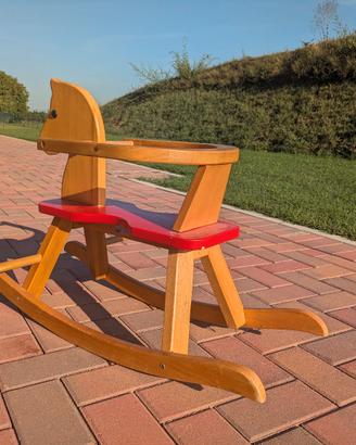 Cavallo dondolo in legno