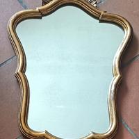 Specchio vintage dorato con cornice sagomata