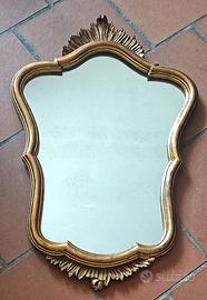 Specchio vintage dorato con cornice sagomata