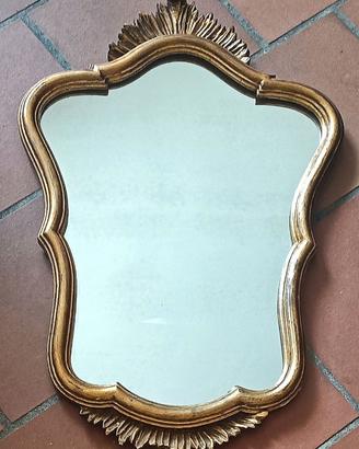 Specchio vintage dorato con cornice sagomata
