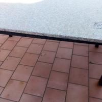 Tavolo in ferro con base in granito
