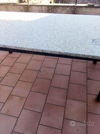 Tavolo in ferro con base in granito