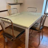 Tavolo in vetro temperato allungabile + 4 sedie