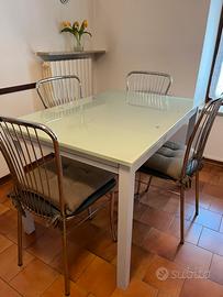 Tavolo in vetro temperato allungabile + 4 sedie