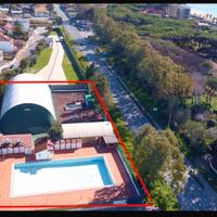 Struttura sportiva con campo di calcio coperto