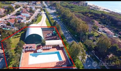 Struttura sportiva con campo di calcio coperto