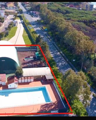 Struttura sportiva con campo di calcio coperto
