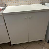 Mobiletto in legno bianco
