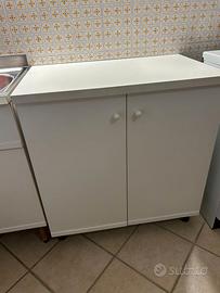 Mobiletto in legno bianco
