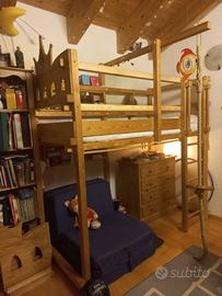 Letto a soppalco con futon blu e accessori