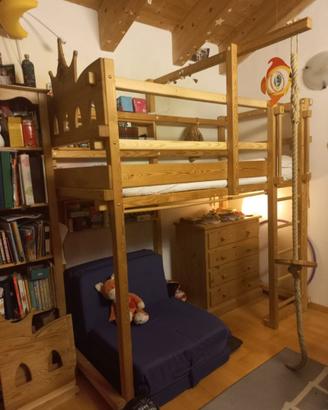 Letto a soppalco con futon blu e accessori