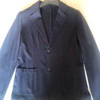 Abito completo blu scuro.